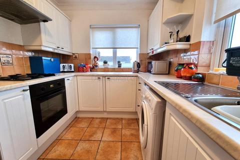 1 bedroom semi-detached bungalow for sale, Radnor Green, Barry, The Vale Of Glamorgan. CF62 9AR