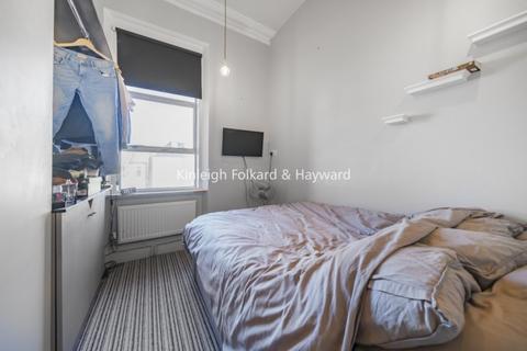 2 bedroom flat to rent, Longley Road London SW17