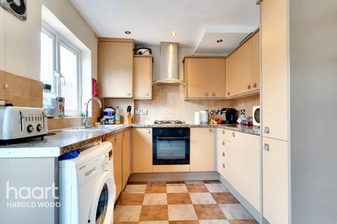 6 Avenue Road, Harold Wood, Romford, RM3 0SU