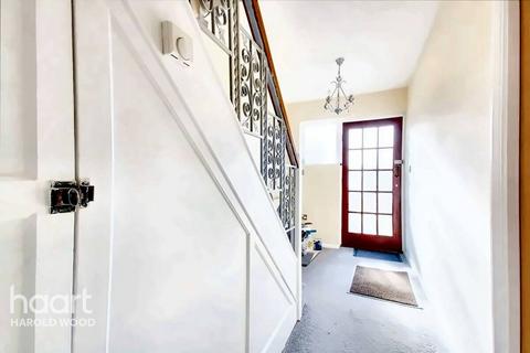 6 Avenue Road, Harold Wood, Romford, RM3 0SU