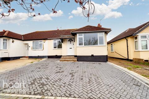 11 Court Avenue, Romford, RM3 0XS