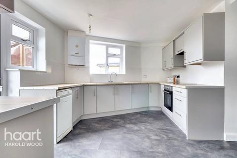 11 Court Avenue, Romford, RM3 0XS