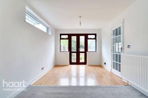 11 Court Avenue, Romford, RM3 0XS