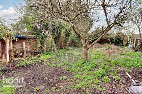 11 Court Avenue, Romford, RM3 0XS