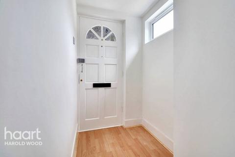 11 Court Avenue, Romford, RM3 0XS