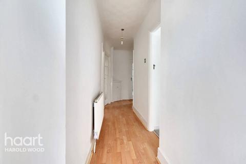 11 Court Avenue, Romford, RM3 0XS
