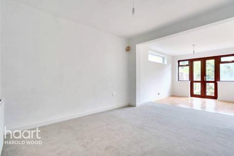 11 Court Avenue, Romford, RM3 0XS