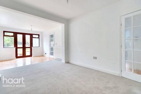 11 Court Avenue, Romford, RM3 0XS