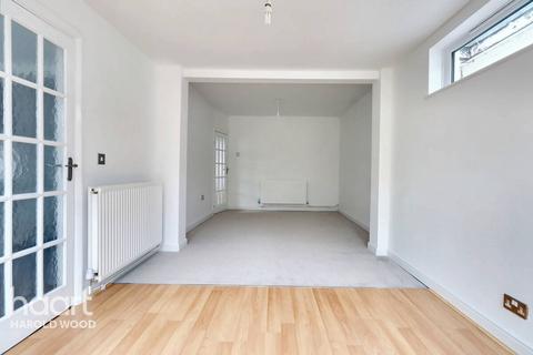 11 Court Avenue, Romford, RM3 0XS