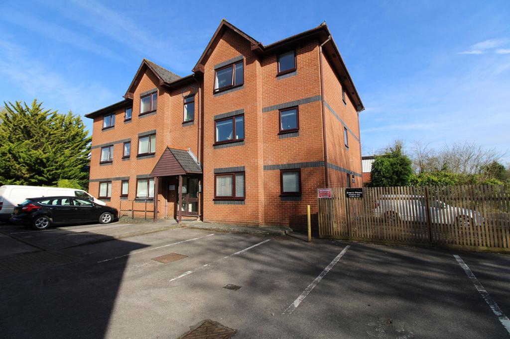 London Road, Overton RG25 2 bed flat to rent £900 pcm (£208 pw)
