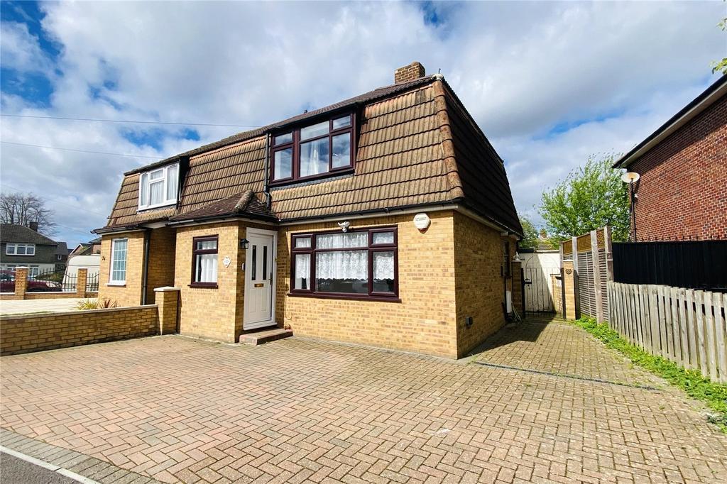 StainesuponThames, Surrey TW18 3 bed semidetached house for sale £
