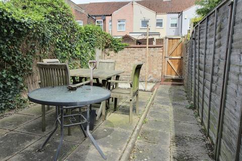 3 bedroom terraced house to rent, BULL CLOSE ROAD
