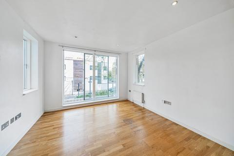 2 bedroom flat to rent, Elmington Road London SE5