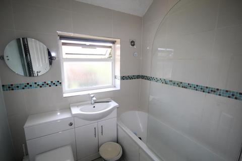 3 bedroom terraced house to rent, Wilford road, Langley
