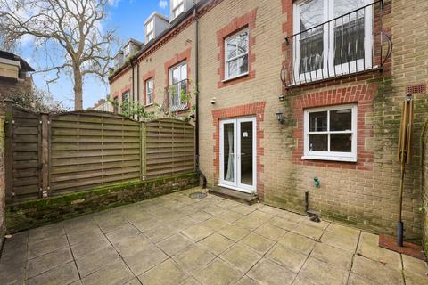72 Chenies Mews, London, WC1E 6HU