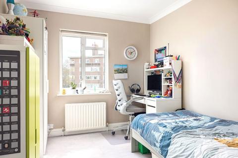3 bedroom flat for sale, Queens Court, near Richmond Park