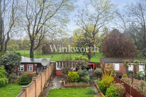 3 bedroom end of terrace house for sale, Wilmer Way, London, N14