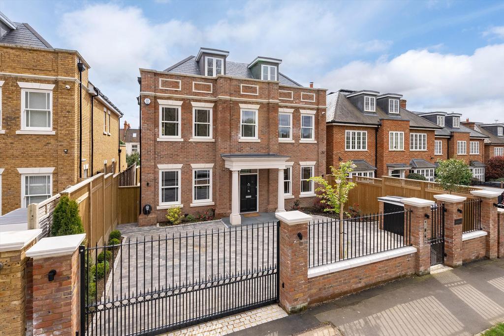 Cottenham Park Road, London, SW20 5 bed detached house for sale £