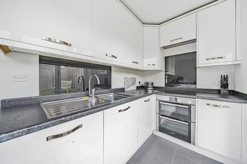 5 Fircroft Close, Woking, GU22 7LZ