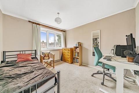 5 Fircroft Close, Woking, GU22 7LZ