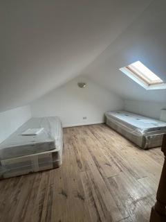 4 bedroom flat to rent - Eastfield Road, Burnham