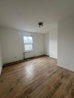 4 bedroom flat to rent, Eastfield Road, Burnham