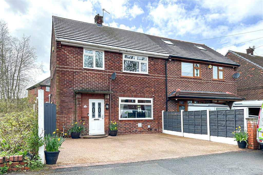 Sycamore Avenue, Chadderton, Oldham... 3 bed semidetached house for