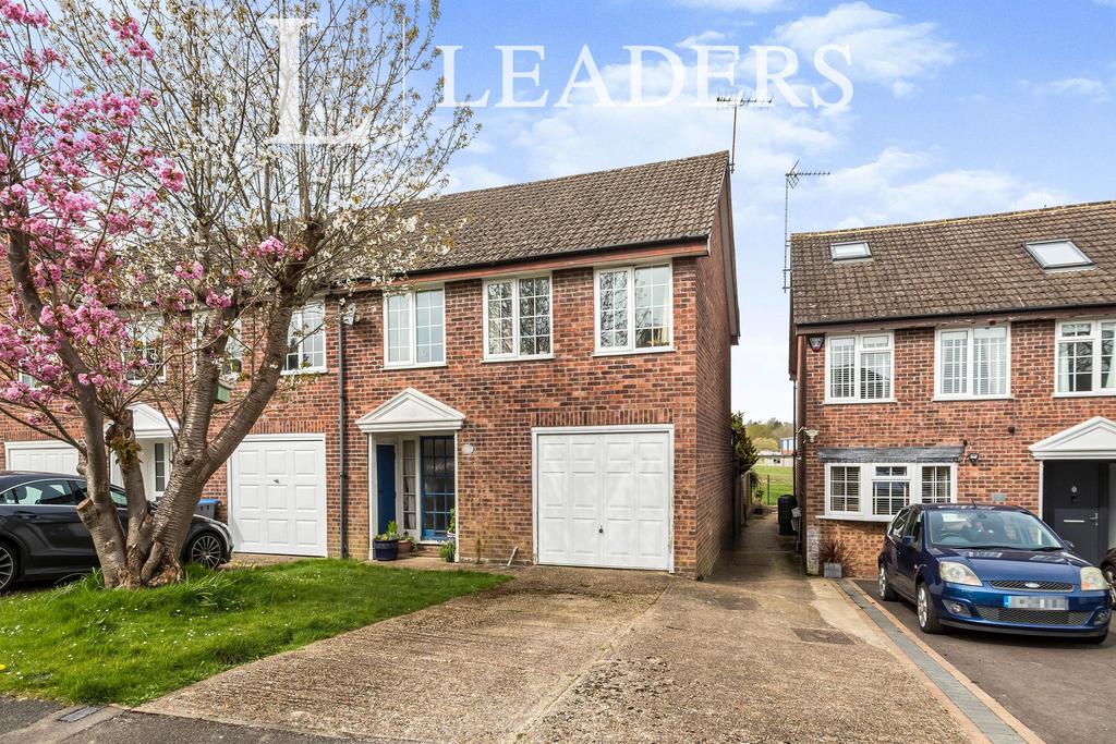 Benchfield Close, East Grinstead 3 bed end of terrace house £1,700