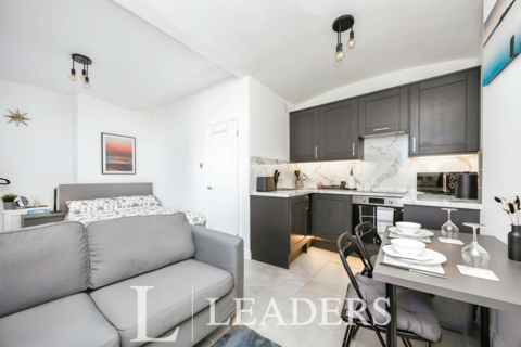 Studio to rent, Windsor Court