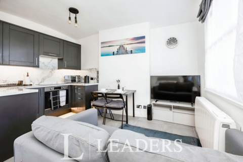 Studio to rent, Windsor Court