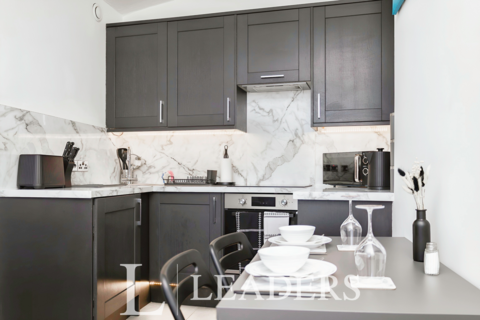 Studio to rent, Windsor Court