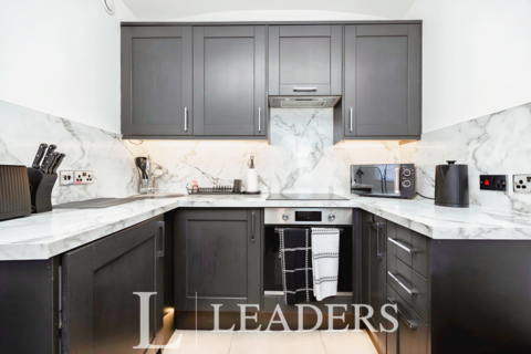 Studio to rent, Windsor Court