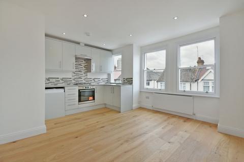 2 bedroom flat to rent, Russell Road, Nw9