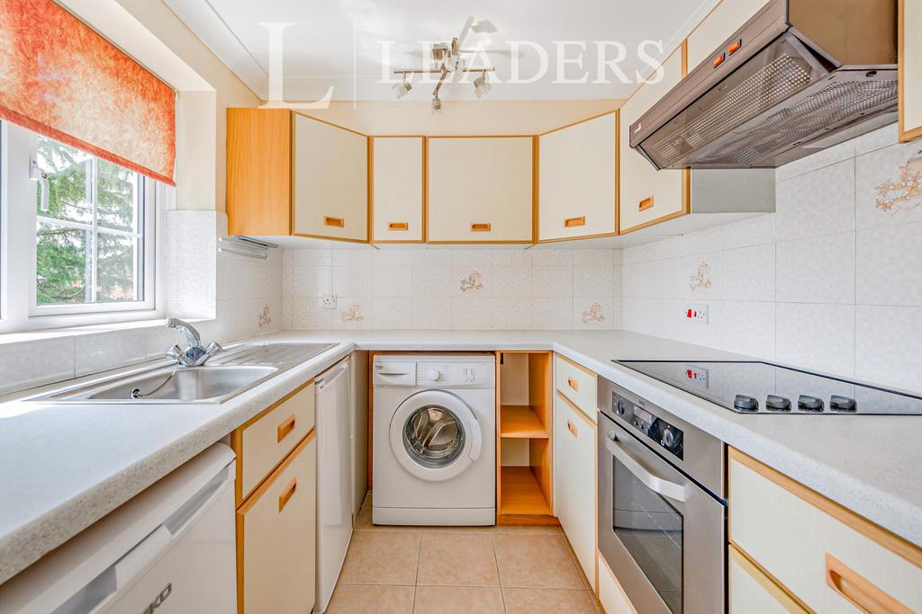 Chiltern Court, Rusper Road 1 bed flat to rent £1,050 pcm (£242 pw)