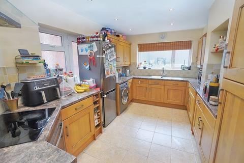 4 bedroom detached bungalow for sale, Deeds Grove, High Wycombe HP12