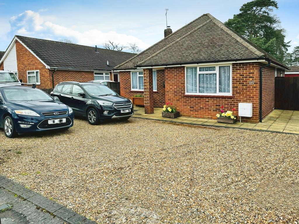Pondtail Road Fleet 2 bed bungalow £1,700 pcm (£392 pw)