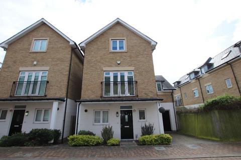 4 bedroom detached house to rent, Marbaix Gardens, Isleworth