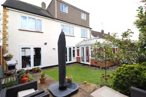 4 bedroom detached house for sale, Winbrook Road, Rayleigh, SS6