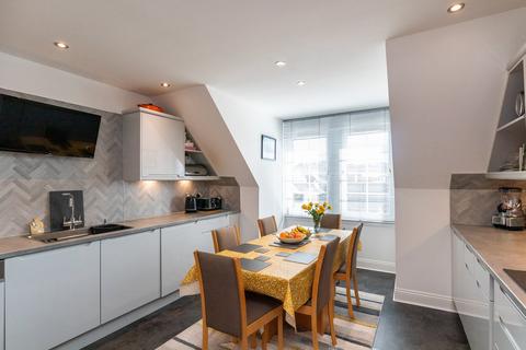 8/14 Powderhall Brae, Edinburgh, EH7 4GE