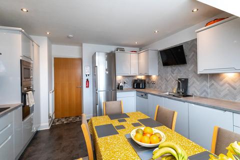 8/14 Powderhall Brae, Edinburgh, EH7 4GE