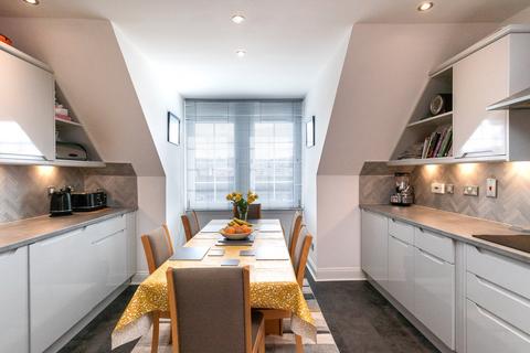8/14 Powderhall Brae, Edinburgh, EH7 4GE