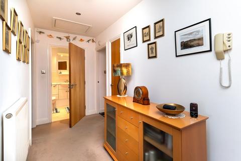 8/14 Powderhall Brae, Edinburgh, EH7 4GE