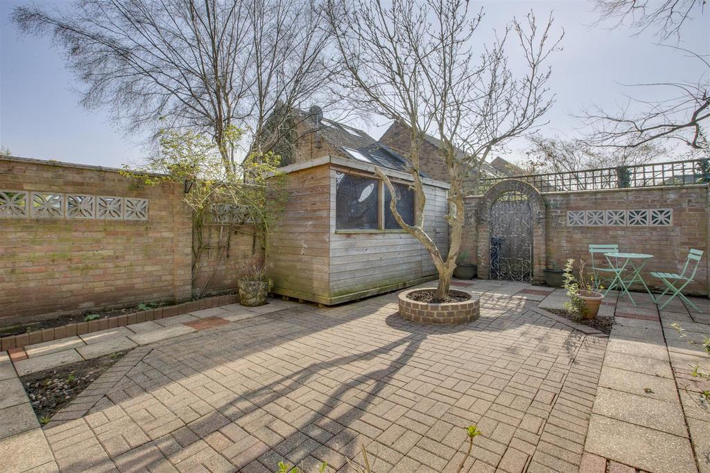 20 Dedmere Court, SL7 1 PL-15.jpg