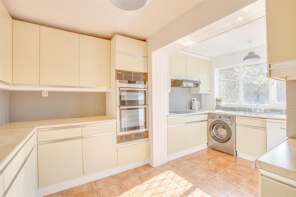 20 Dedmere Court, SL7 1 PL-13.jpg