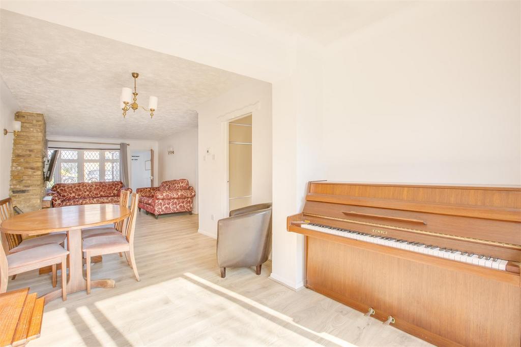 20 Dedmere Court, SL7 1 PL-11.jpg