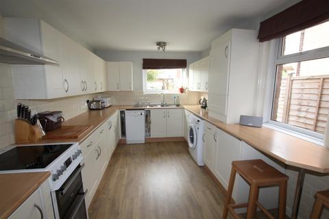 3 bedroom terraced house to rent, Doncaster Road, Eastleigh