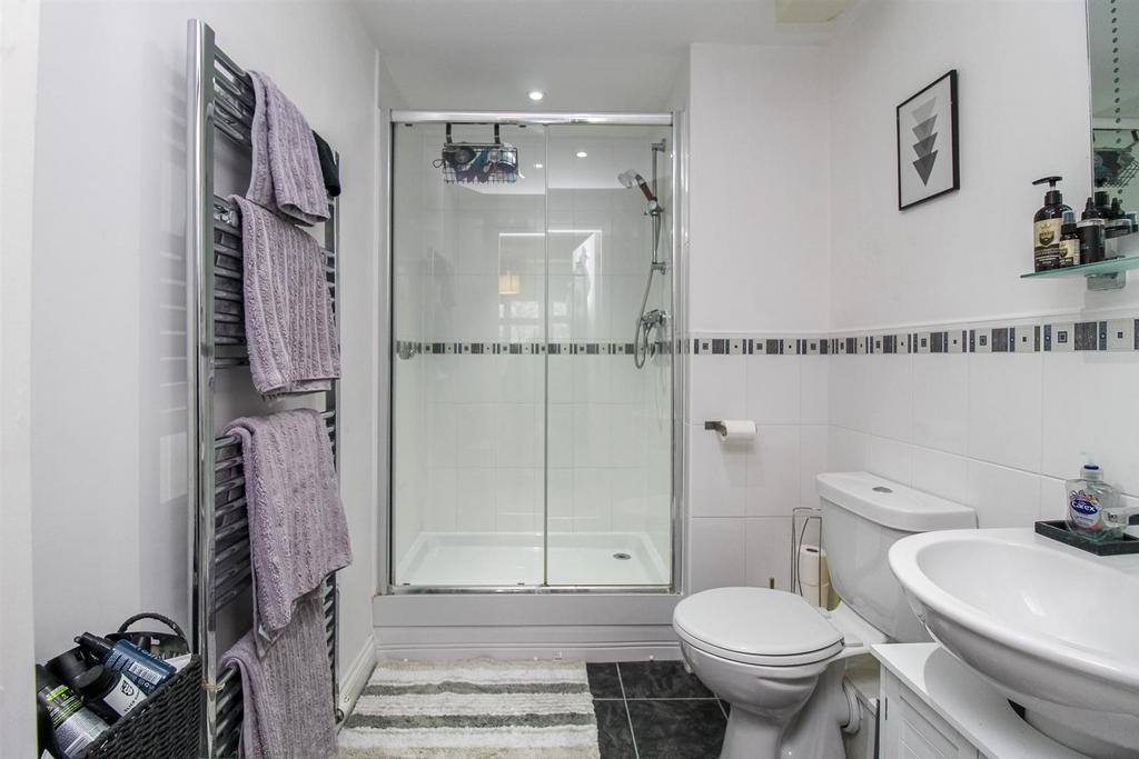 En suite shower room/w.c.