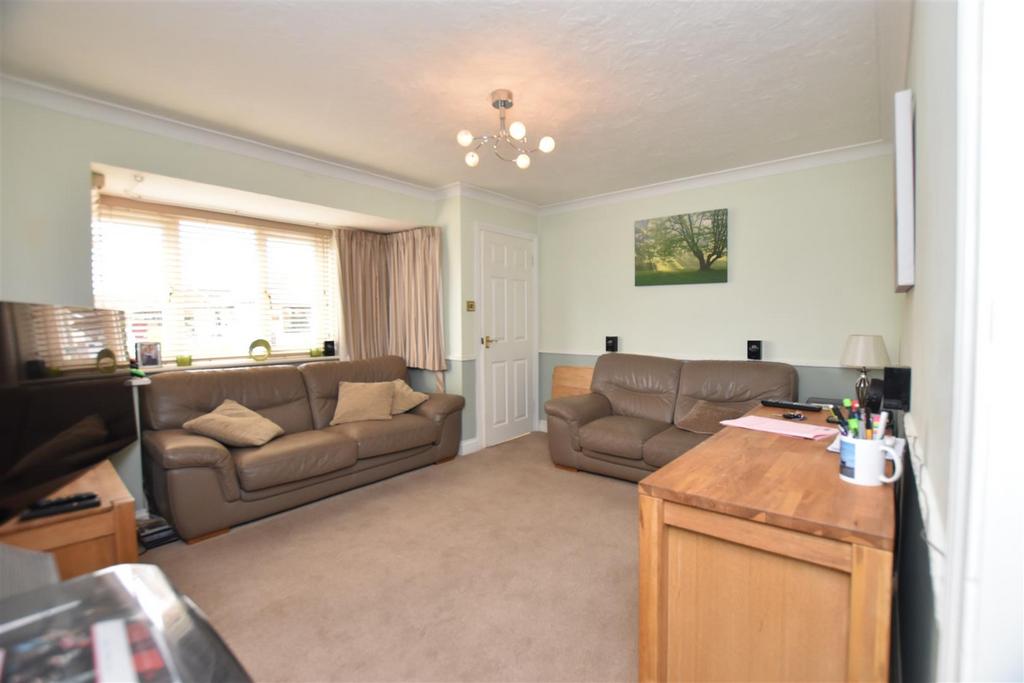 Mayland Avenue, Canvey Island SS8 2 bed detached bungalow for sale £