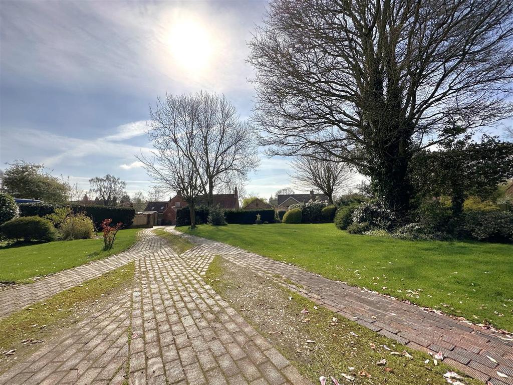 Generous Front Garden/Driveway 262