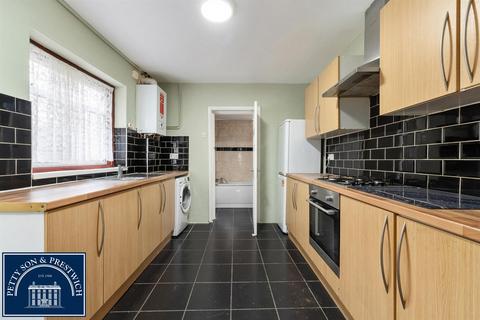 3 bedroom terraced house to rent, Rixsen Road, Manor Park, London